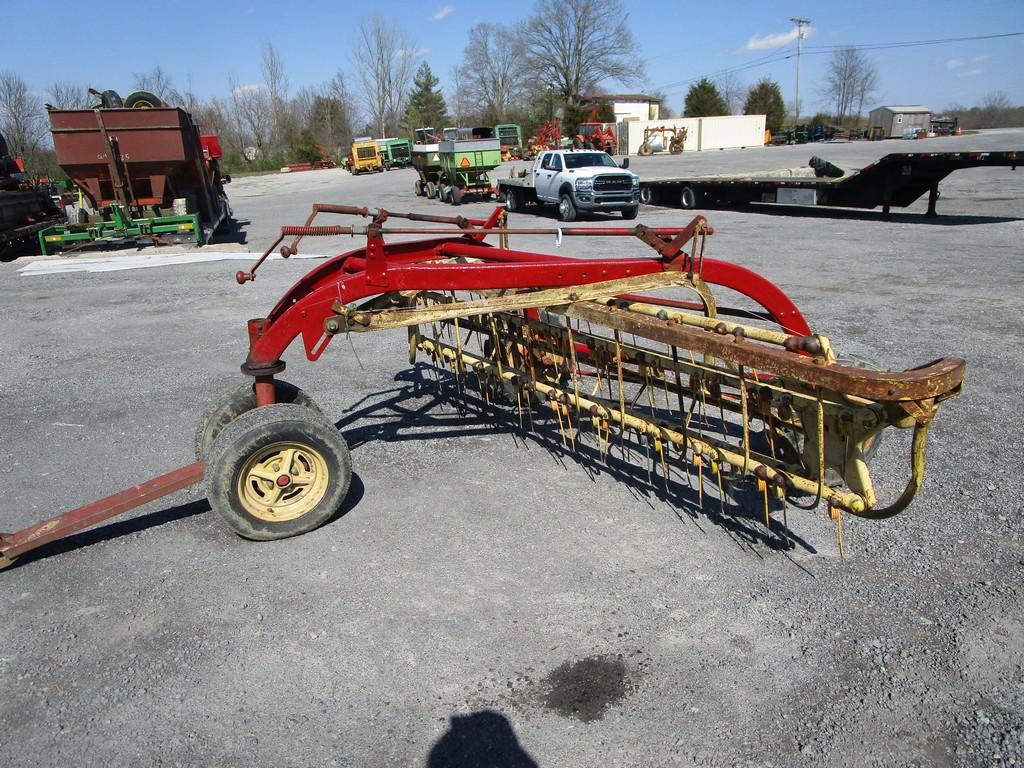 NEW HOLLAND HAY RAKE