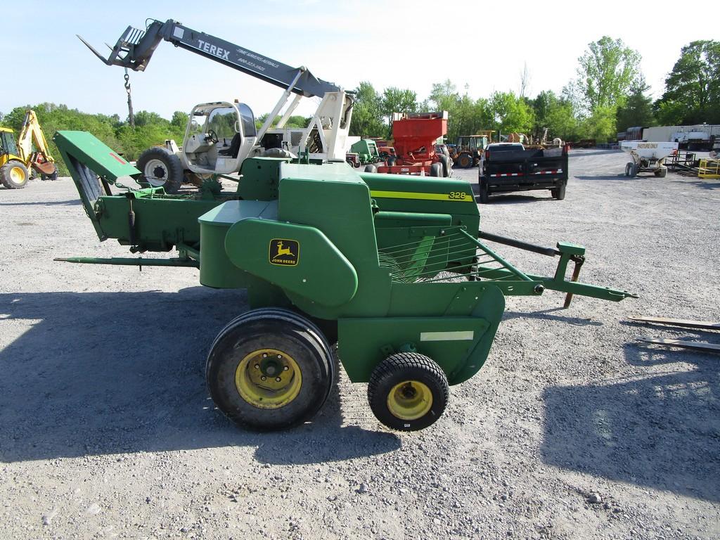 JOHN DEERE 328 SQ BALER