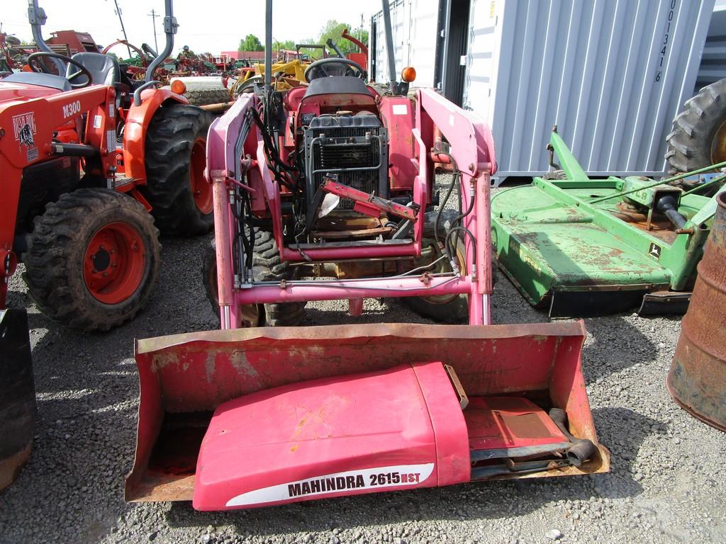 MAHINDRA 2615 TRACTOR W LOADER