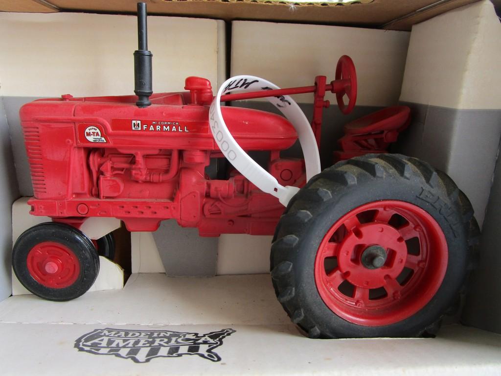 TOY FARMALL SUPER M-TA TRACTOR