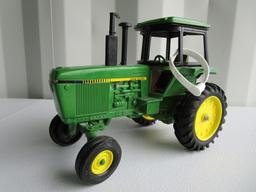 TOY JOHN DEERE TRACTOR