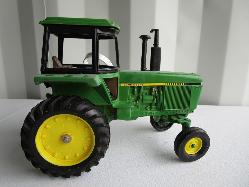 TOY JOHN DEERE TRACTOR