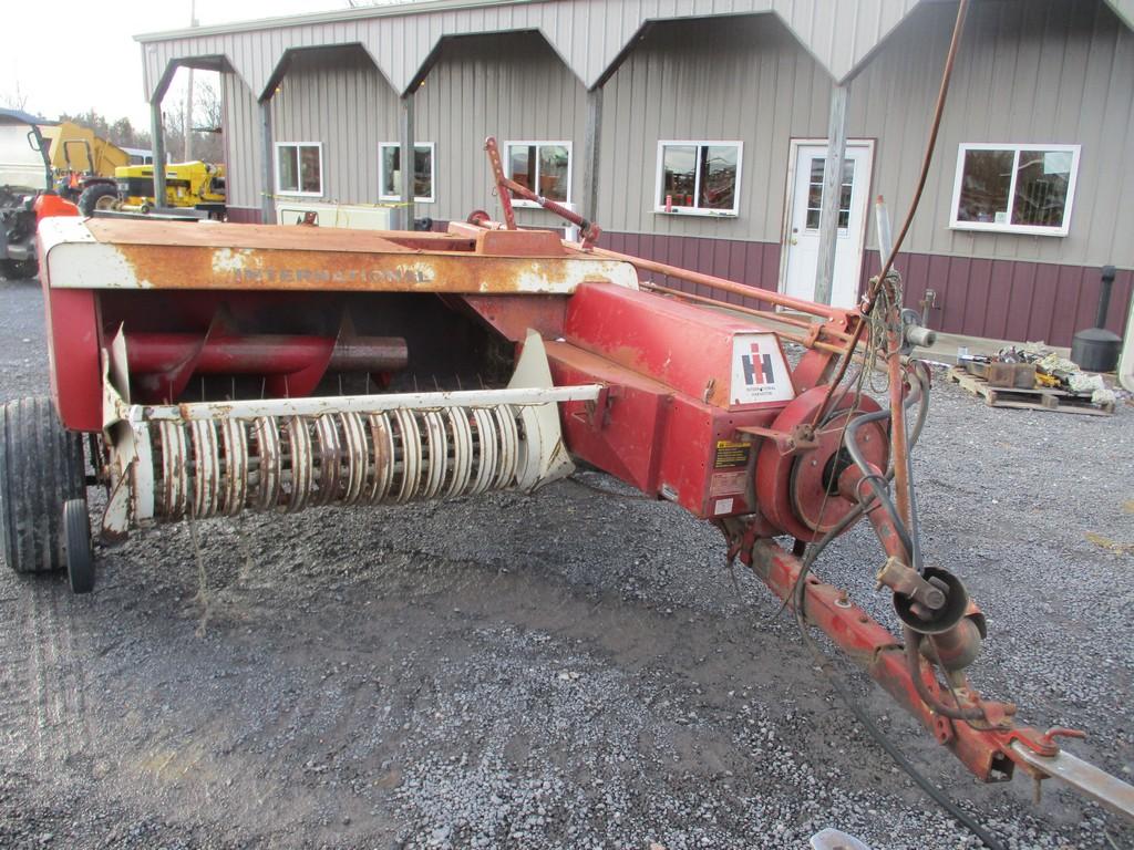 IH 440 SQ BALER