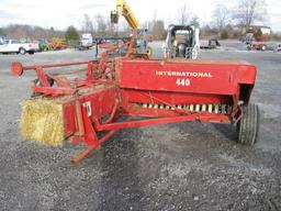 IH 440 SQ BALER