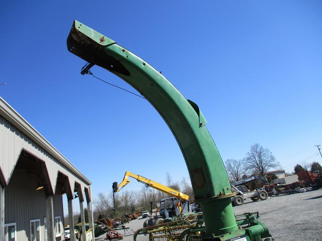 JOHN DEERE 3950 CHOPPER W 2 ROW HEAD