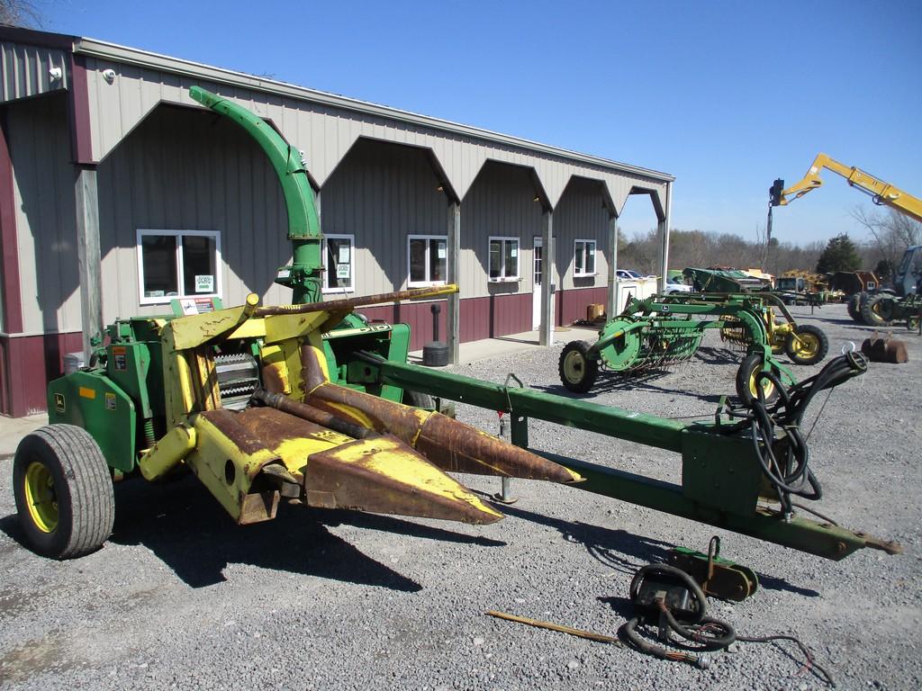 JOHN DEERE 3950 CHOPPER W 2 ROW HEAD