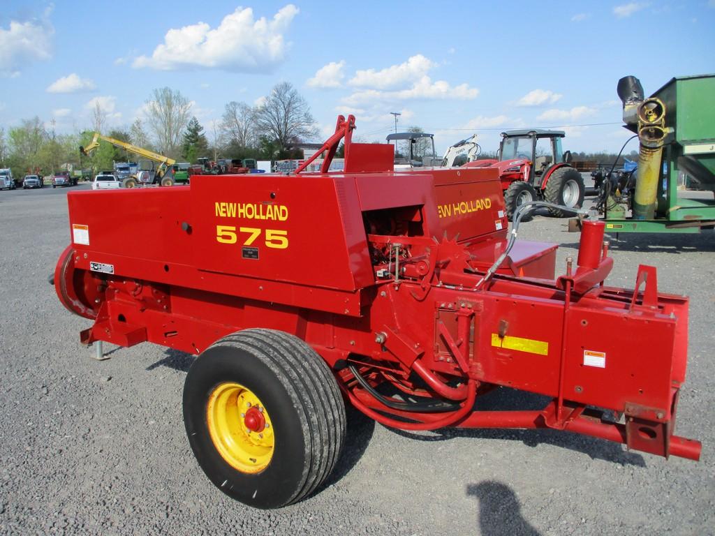 NEW HOLLAND 575 SQ BALER