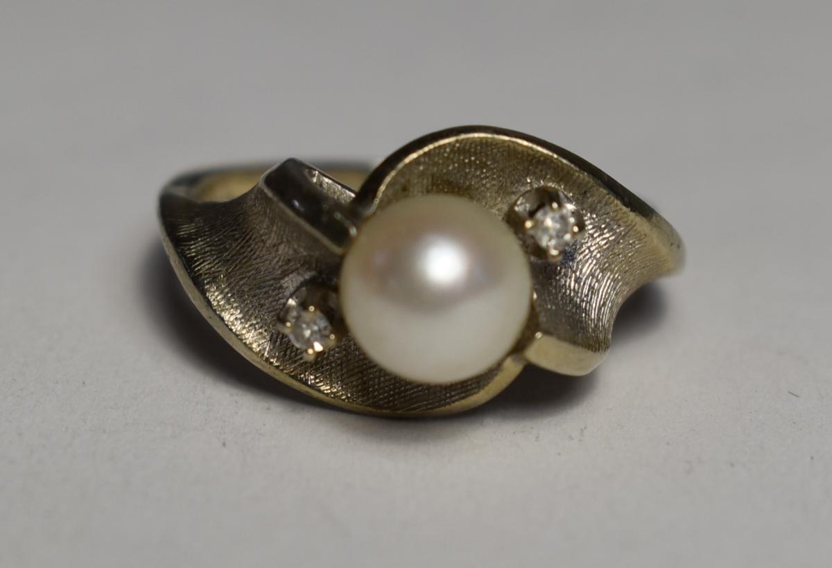 14KT GOLD, DIAMOND & PEARL RING!!