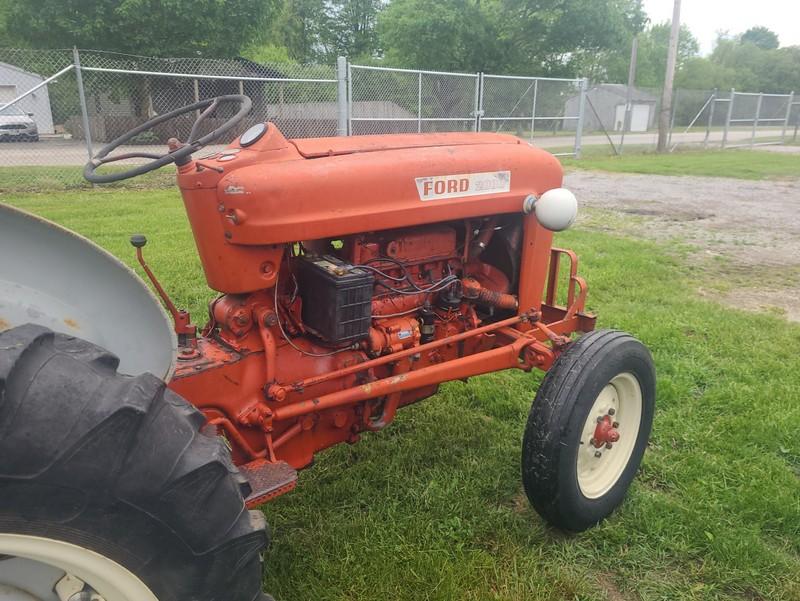 Ford 850 Gas Tractor