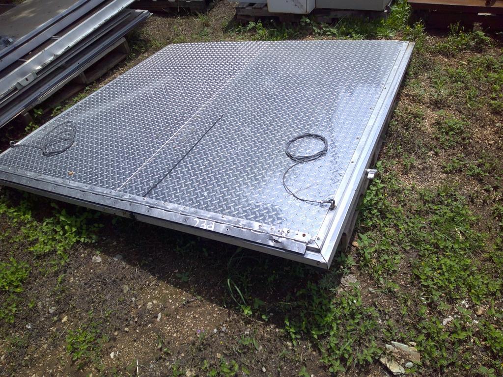 DIAMOND PLATE FOLD-DOWN RAMP