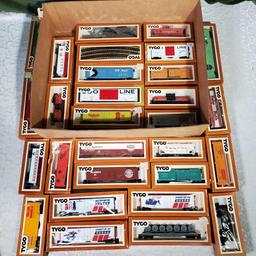 Tray LotTof Approx 29 HO Tyco Trains and Accessories In Original Boxes