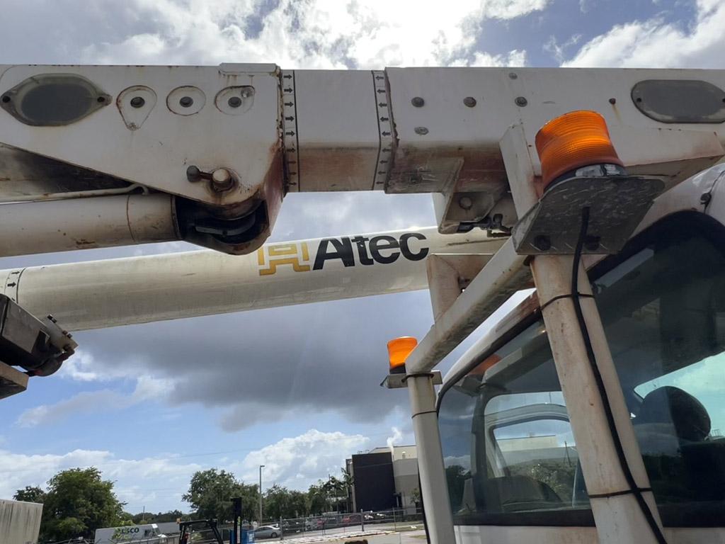 2006 Ford F-750 Super Duty Cab & Chassis Bucket Truck