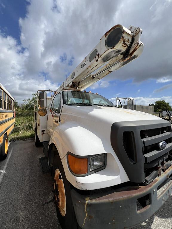 2006 Ford F-750 Super Duty Cab & Chassis Bucket Truck