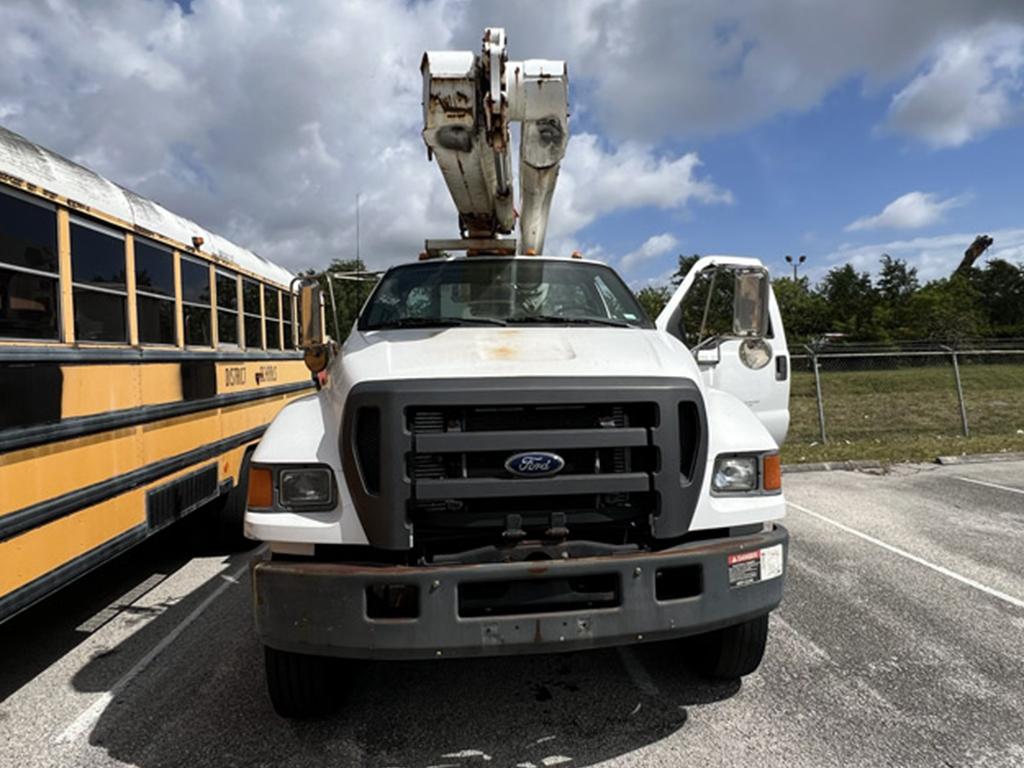 2006 Ford F-750 Super Duty Cab & Chassis Bucket Truck