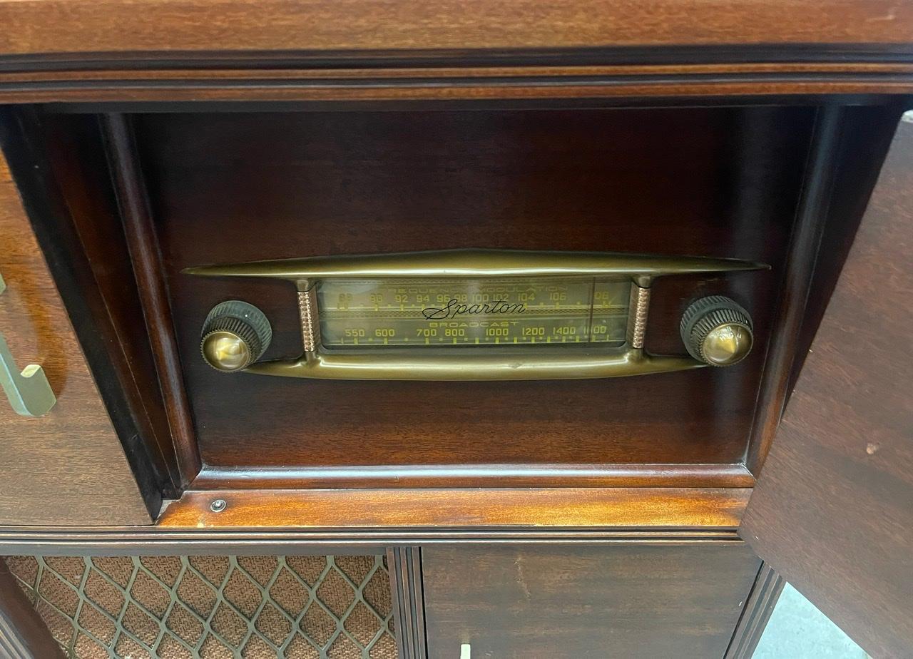 1947 Sparton 1005 Wood 6 Tube Radio Phonograph Console 33x32x16