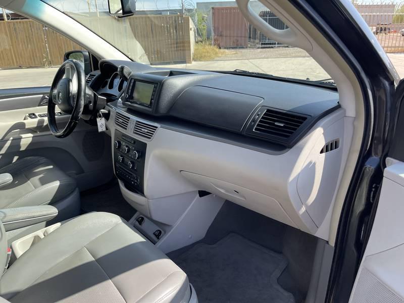 2011 Volkswagen Routan SE 4 Door Mini Van