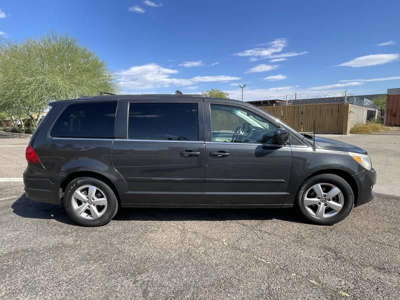 2011 Volkswagen Routan SE 4 Door Mini Van