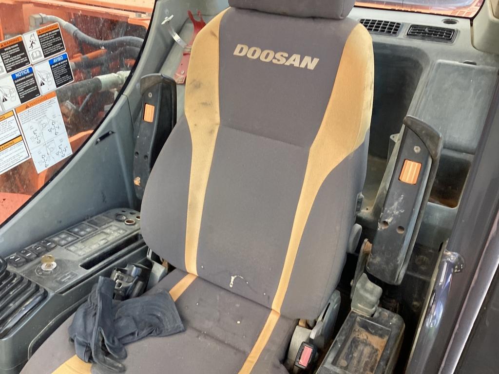 DOOSAN DX225LC TRACKHOE