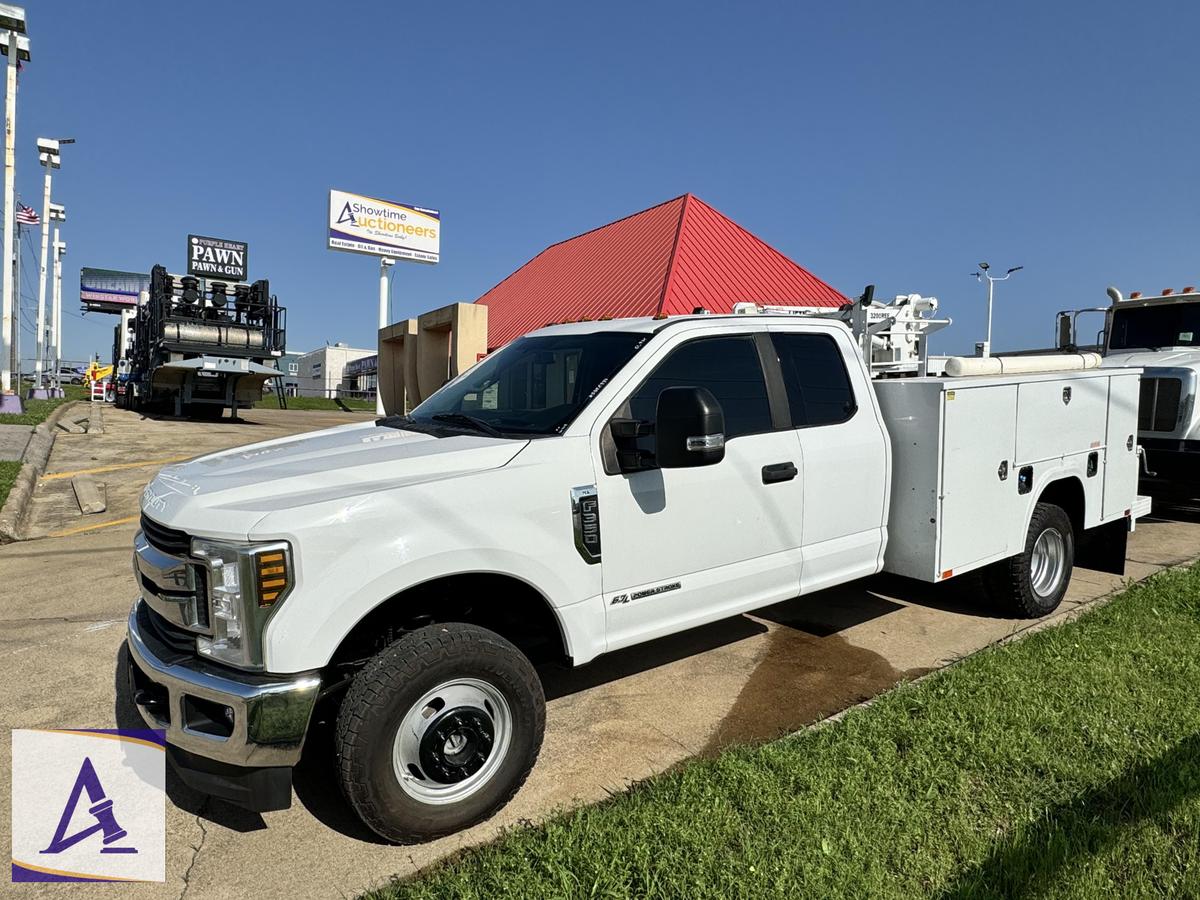 2019 Ford F350 Service Truck - Liftmoore 3200REE Crane - ONLY 61,998 MILES!