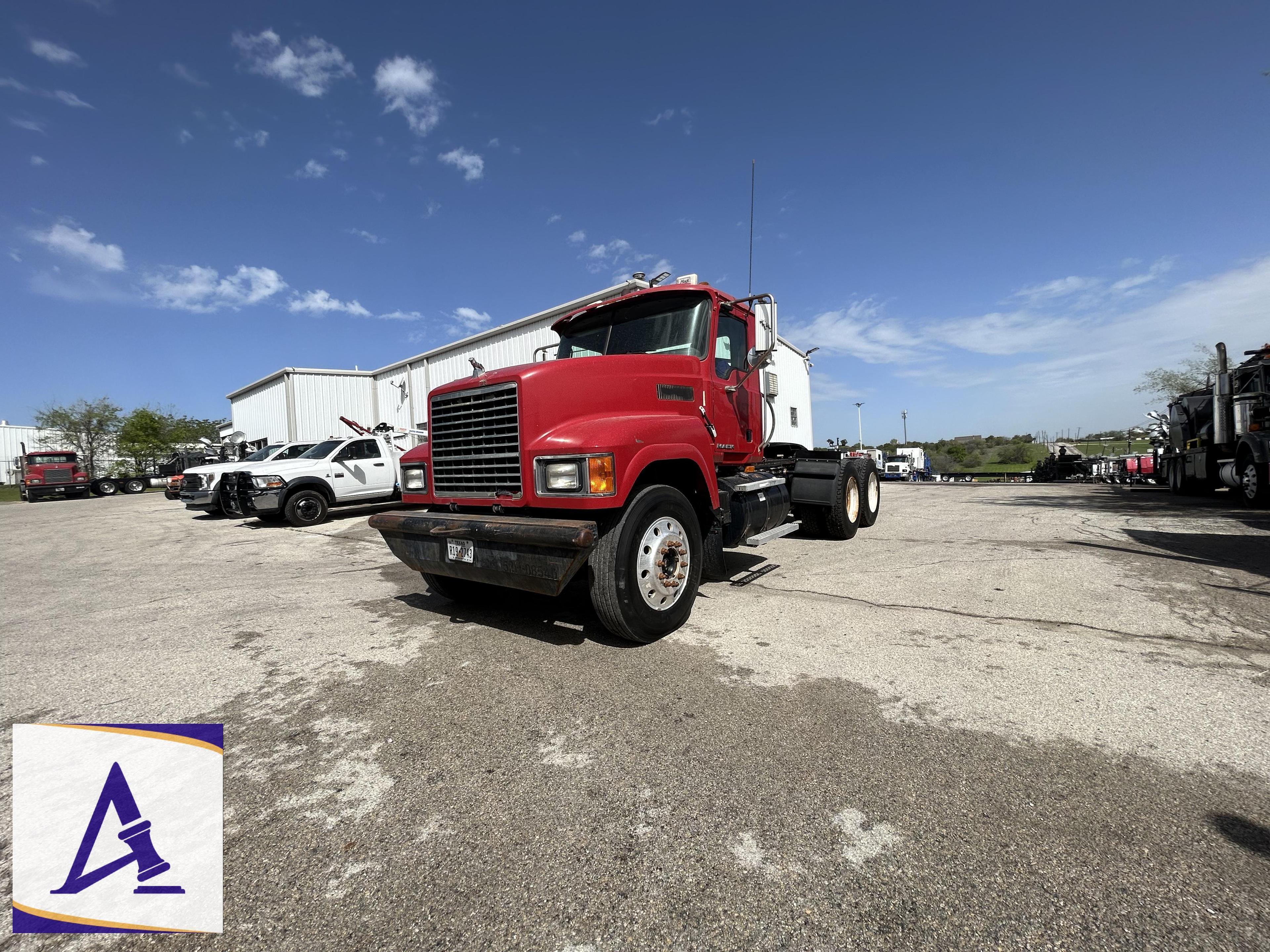 2007 Mack CHU613 Truck Tractor - MACK MP8 - Eaton Fuller 13 Speed - LOW MILES!