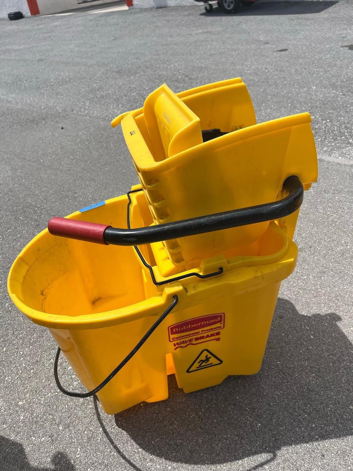 RUBBERMAID MOP BUCKET - NO WHEELS (POMPANO, FL S24)