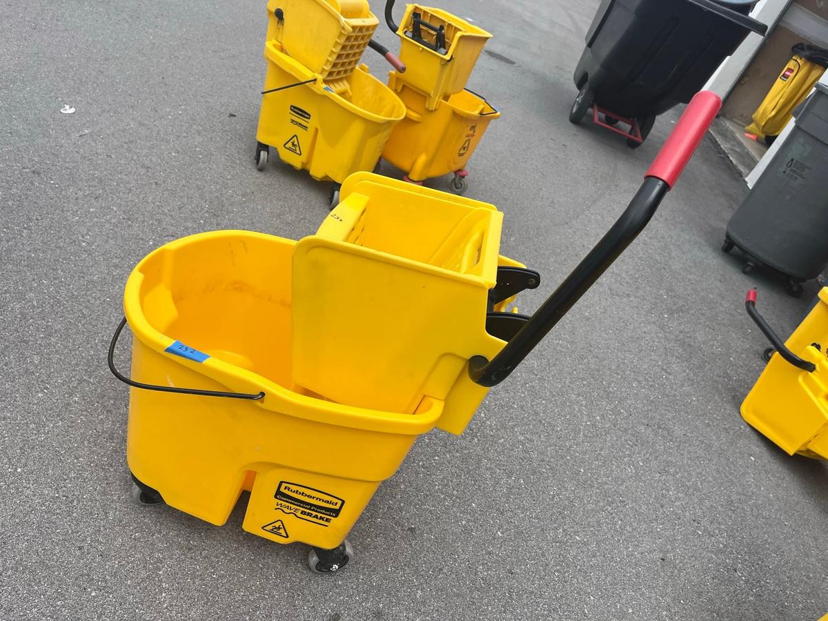 RUBBERMAID MOP BUCKET (POMPANO, FL S24)