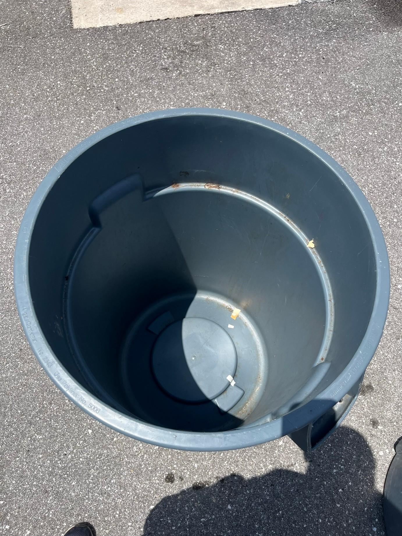 44 GAL BRUTE - RUBBERMAID COMMERICAL PRODUCTS TRASH CAN (POMPANO, FL)