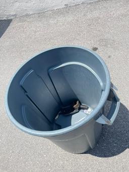 32 GAL BRUTE - RUBBERMAID COMMERICAL PRODUCTS TRASH CAN (POMPANO, FL)