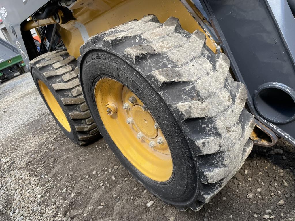 Deere 318D Skid Steer