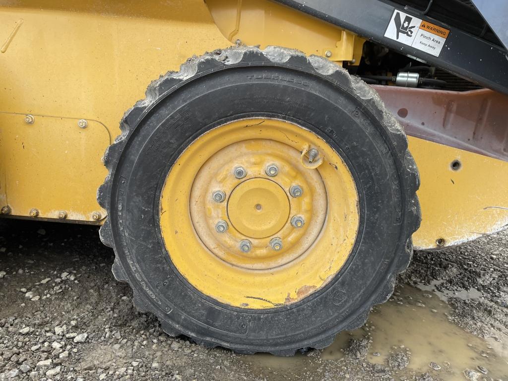 Deere 318D Skid Steer