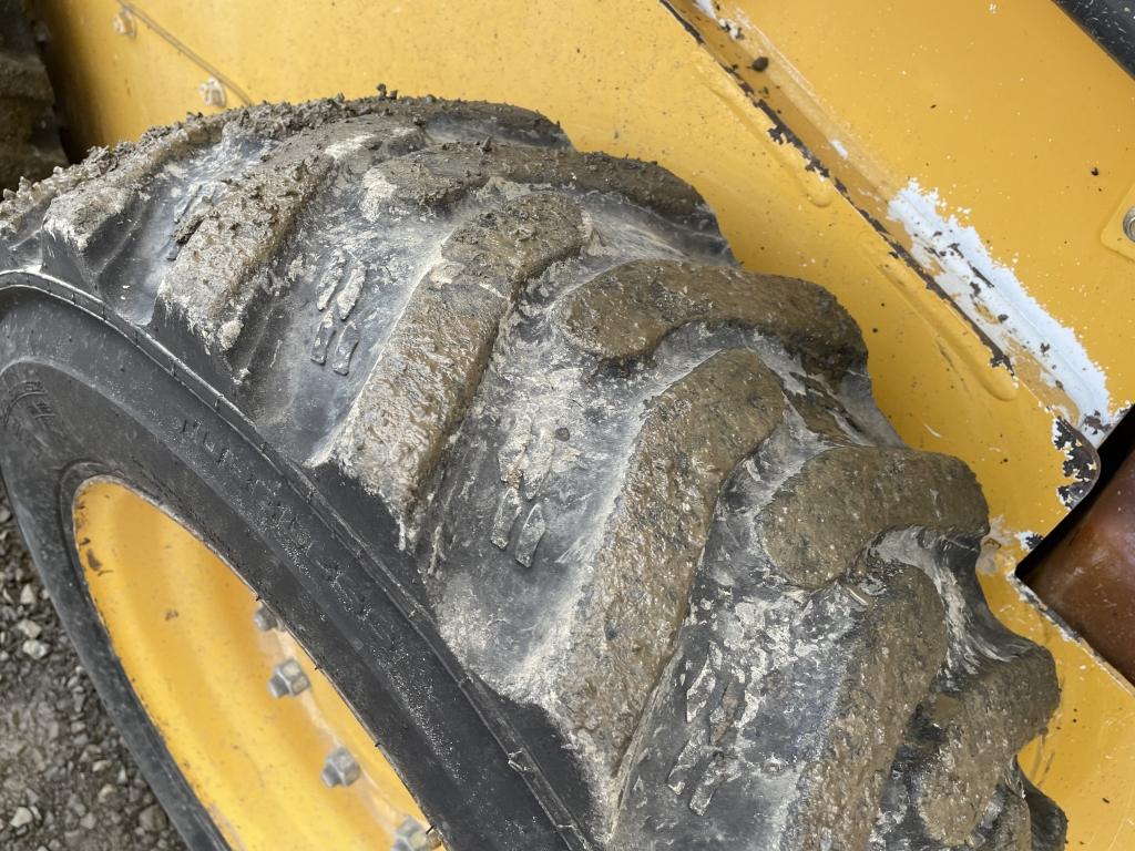 Deere 318D Skid Steer