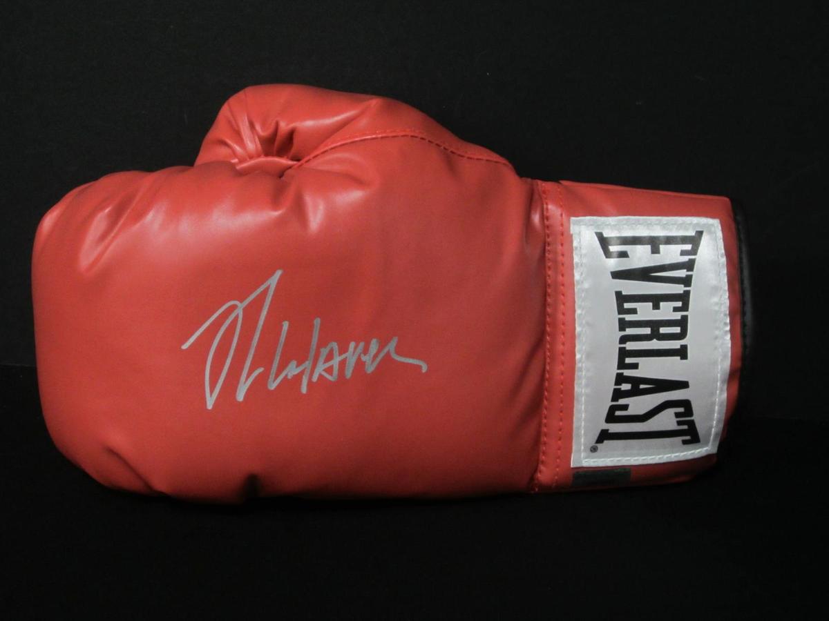 JULIO CESAR CHAVEZ SIGNED BOXING GLOVE COA