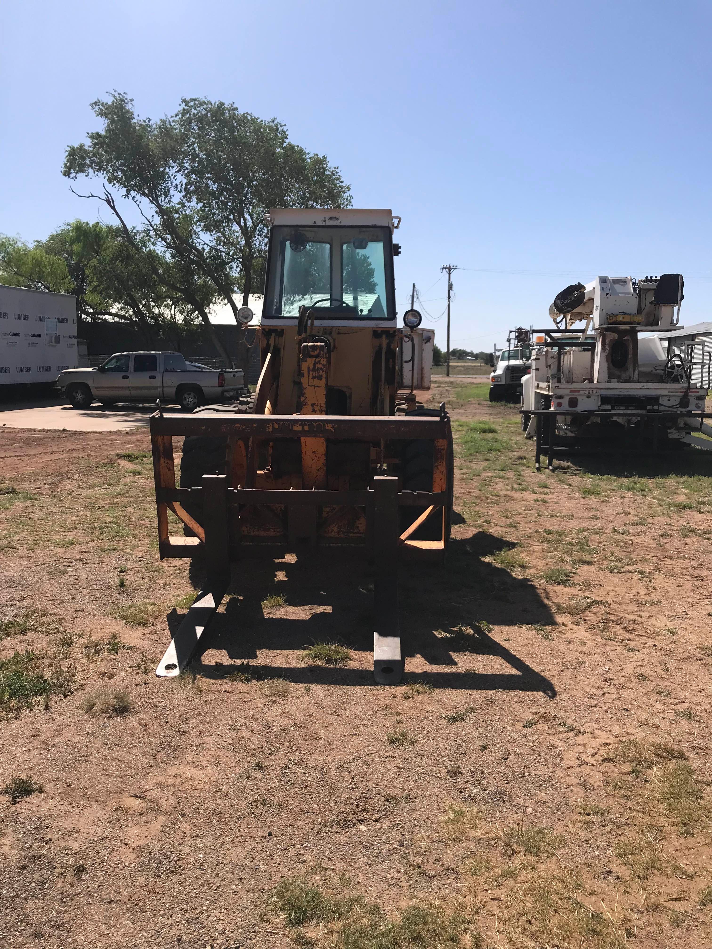 80's model International 510 Loader