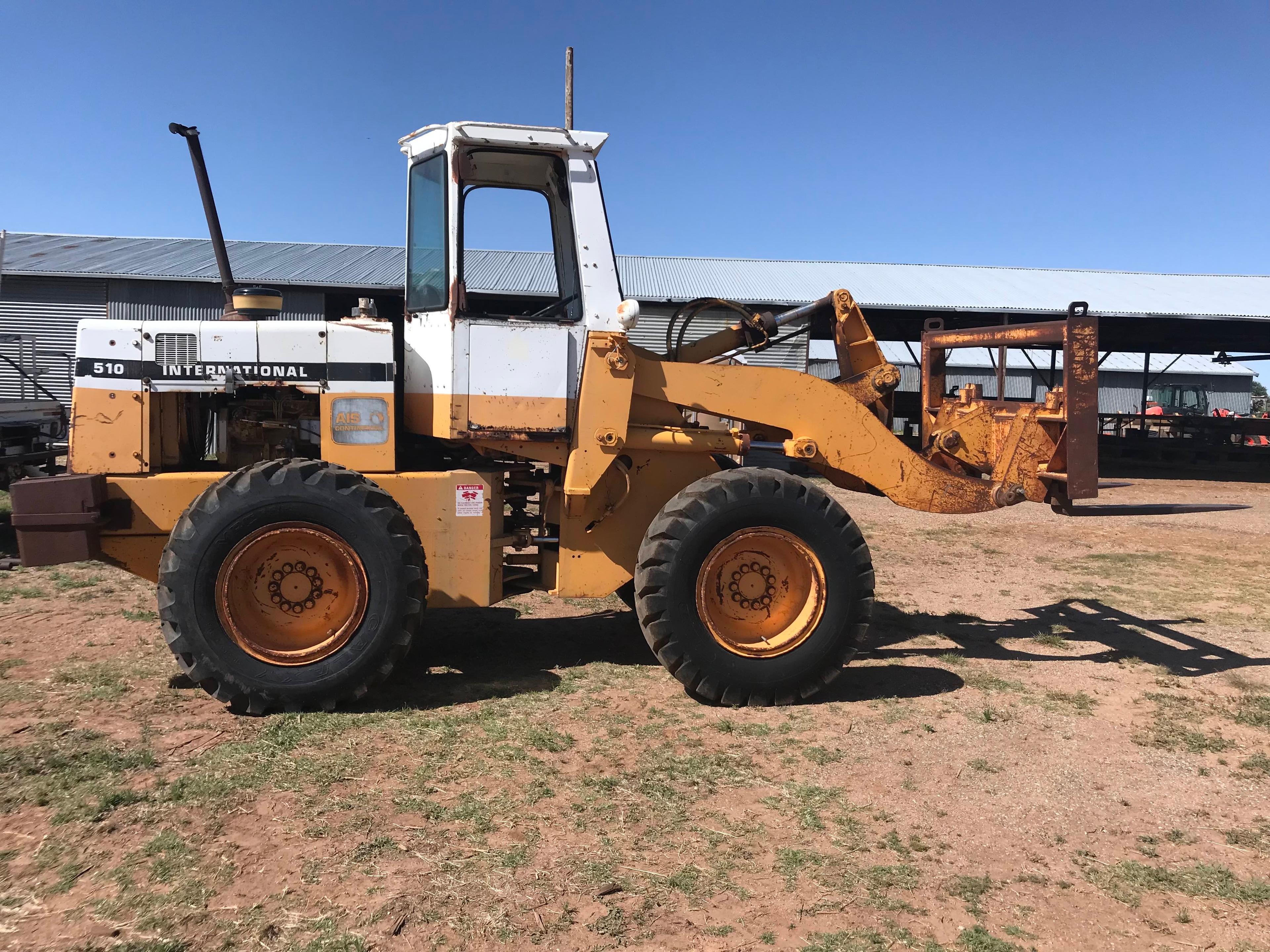 80's model International 510 Loader