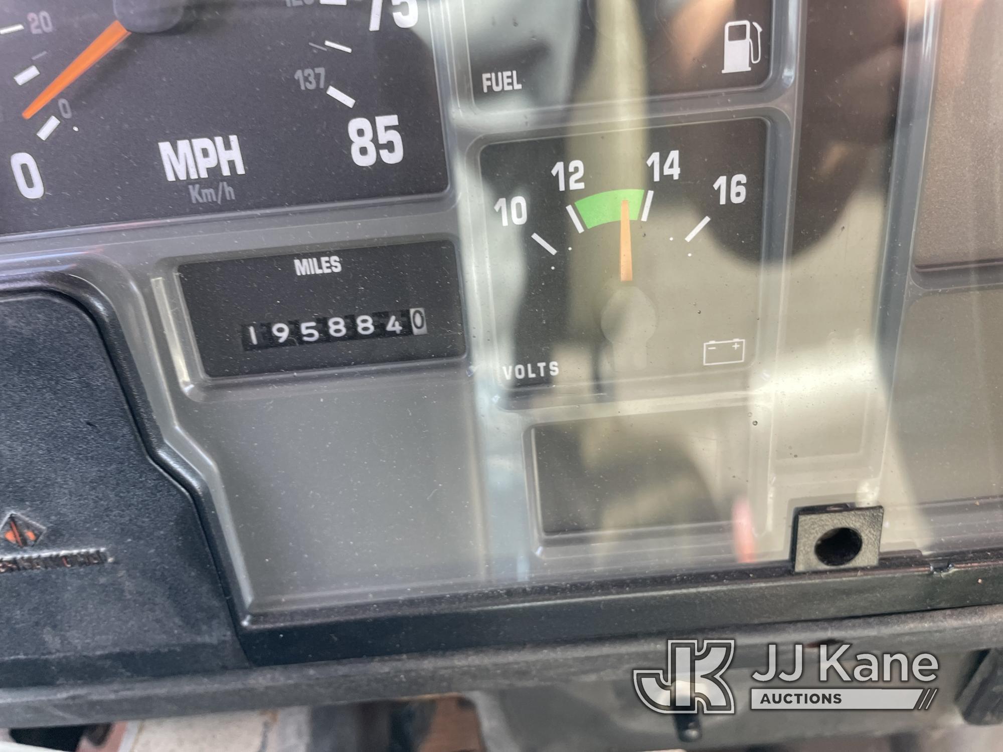 (Kansas City, MO) 2000 International 4700 Van Body Truck Runs & Moves) (Jump to Start, Body Damage,