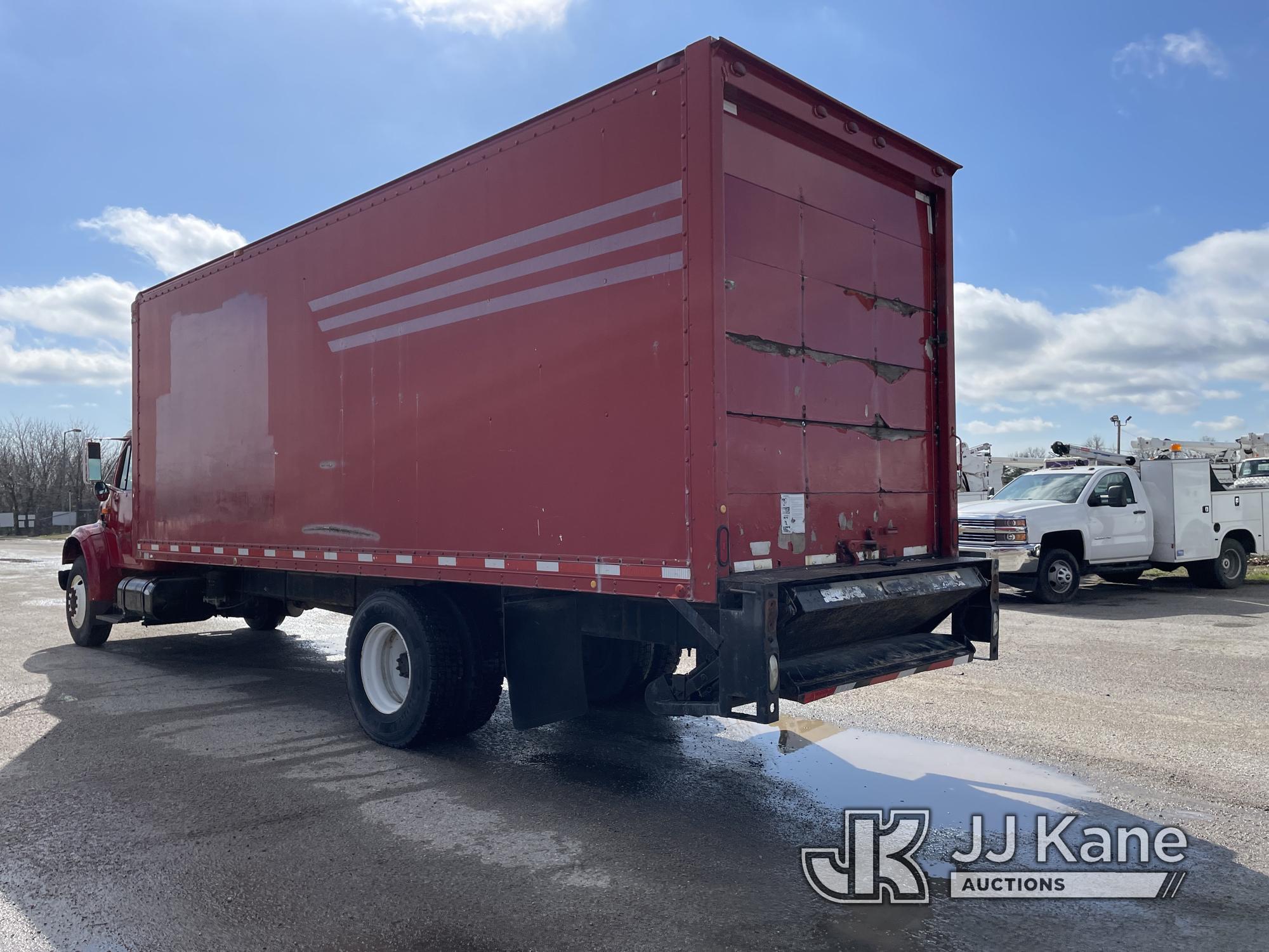 (Kansas City, MO) 2000 International 4700 Van Body Truck Runs & Moves) (Jump to Start, Body Damage,