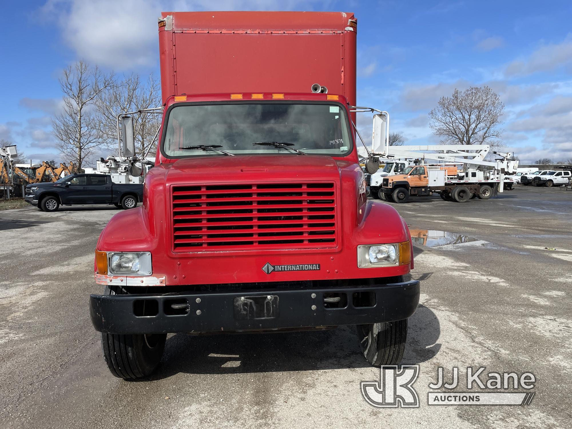 (Kansas City, MO) 2000 International 4700 Van Body Truck Runs & Moves) (Jump to Start, Body Damage,