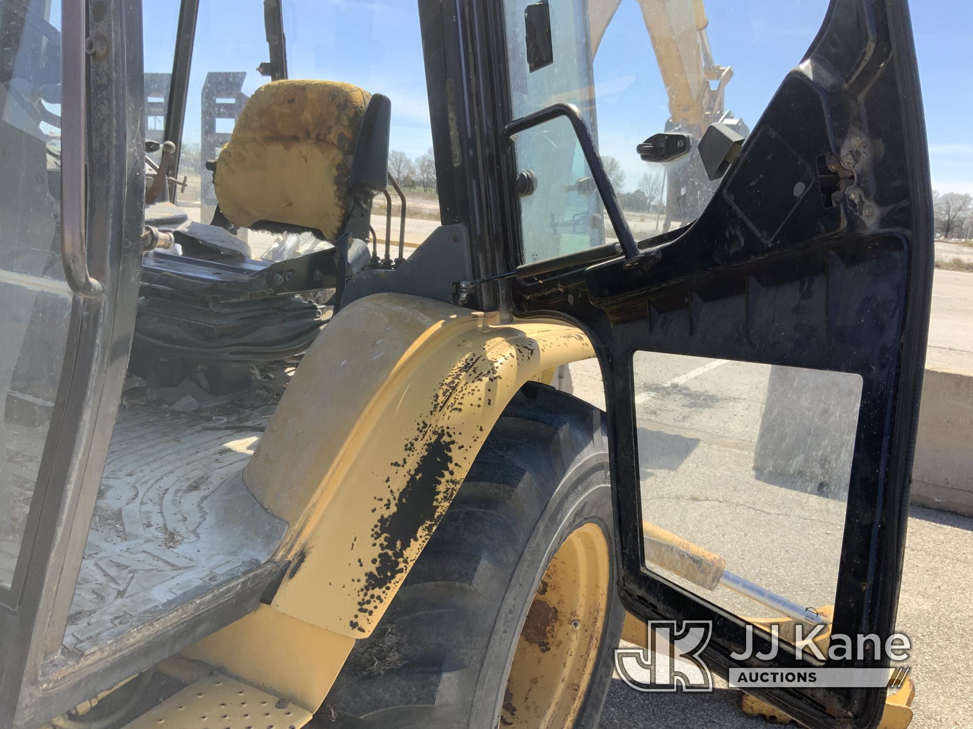 (Kansas City, MO) 2000 Cat 426C Tractor Loader Backhoe Runs, Moves, & Operates) (Leaking Oil Under C