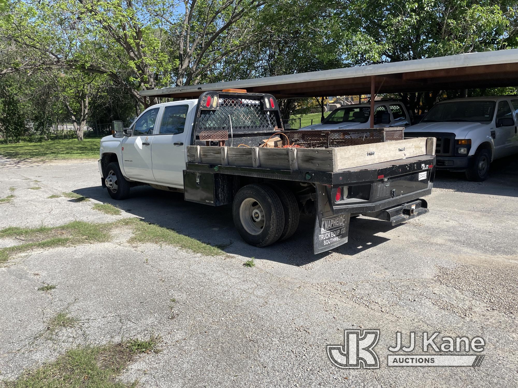 (San Antonio, TX) 2015 Chevrolet Silverado 2500HD Crew-Cab Flatbed Truck Runs & Moves) (Upper Oil Pa