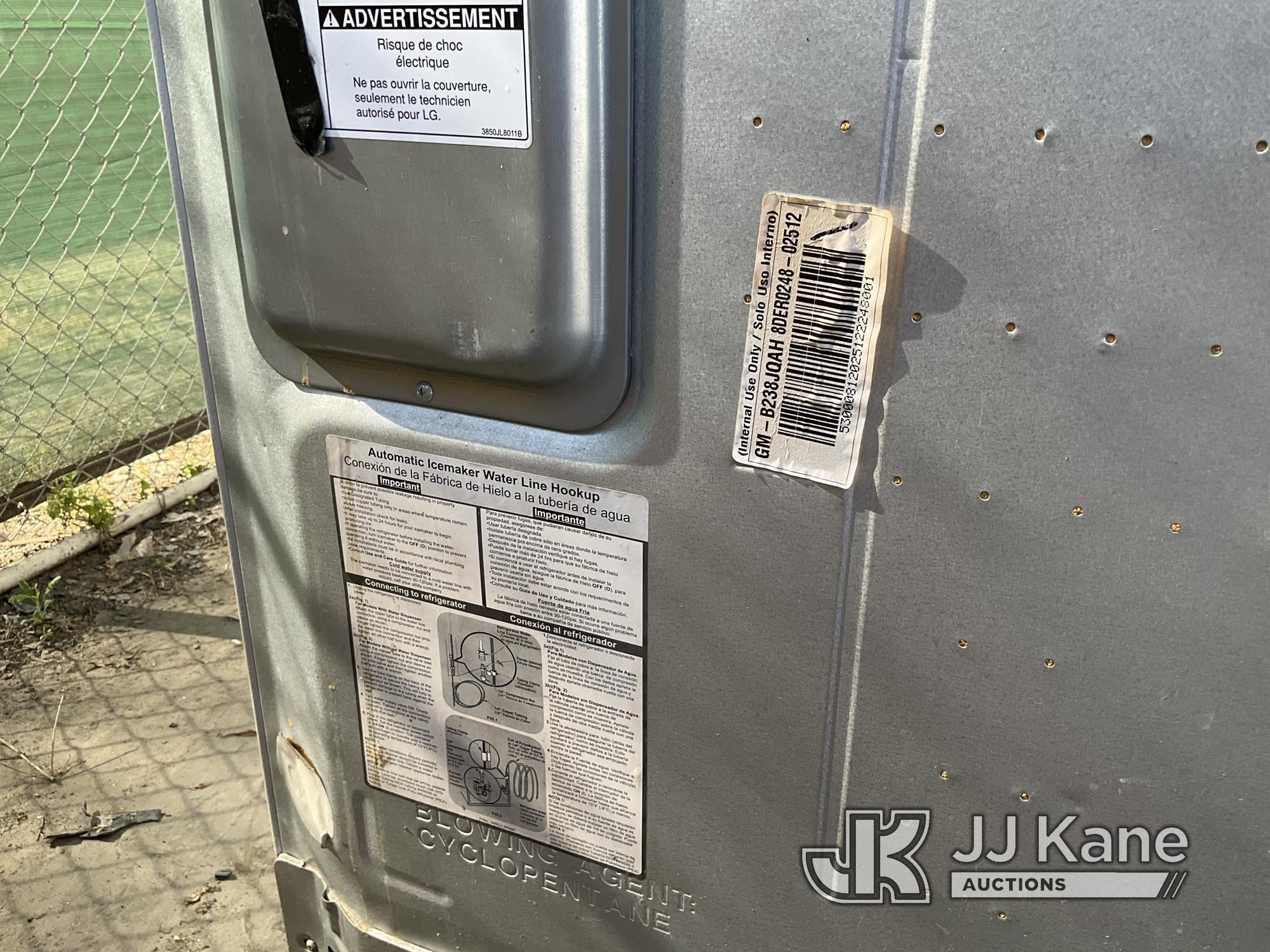 (Jurupa Valley, CA) LG Refrigerator (Used) NOTE: This unit is being sold AS IS/WHERE IS via Timed Au