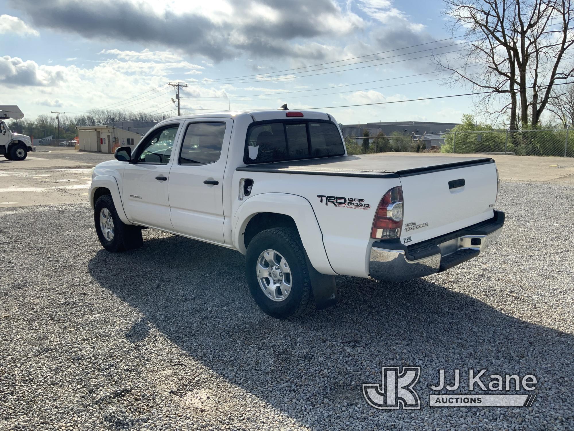 (Fort Wayne, IN) 2012 Toyota Tacoma 4x4 Crew-Cab Pickup Truck Runs & Moves) (Body Damage