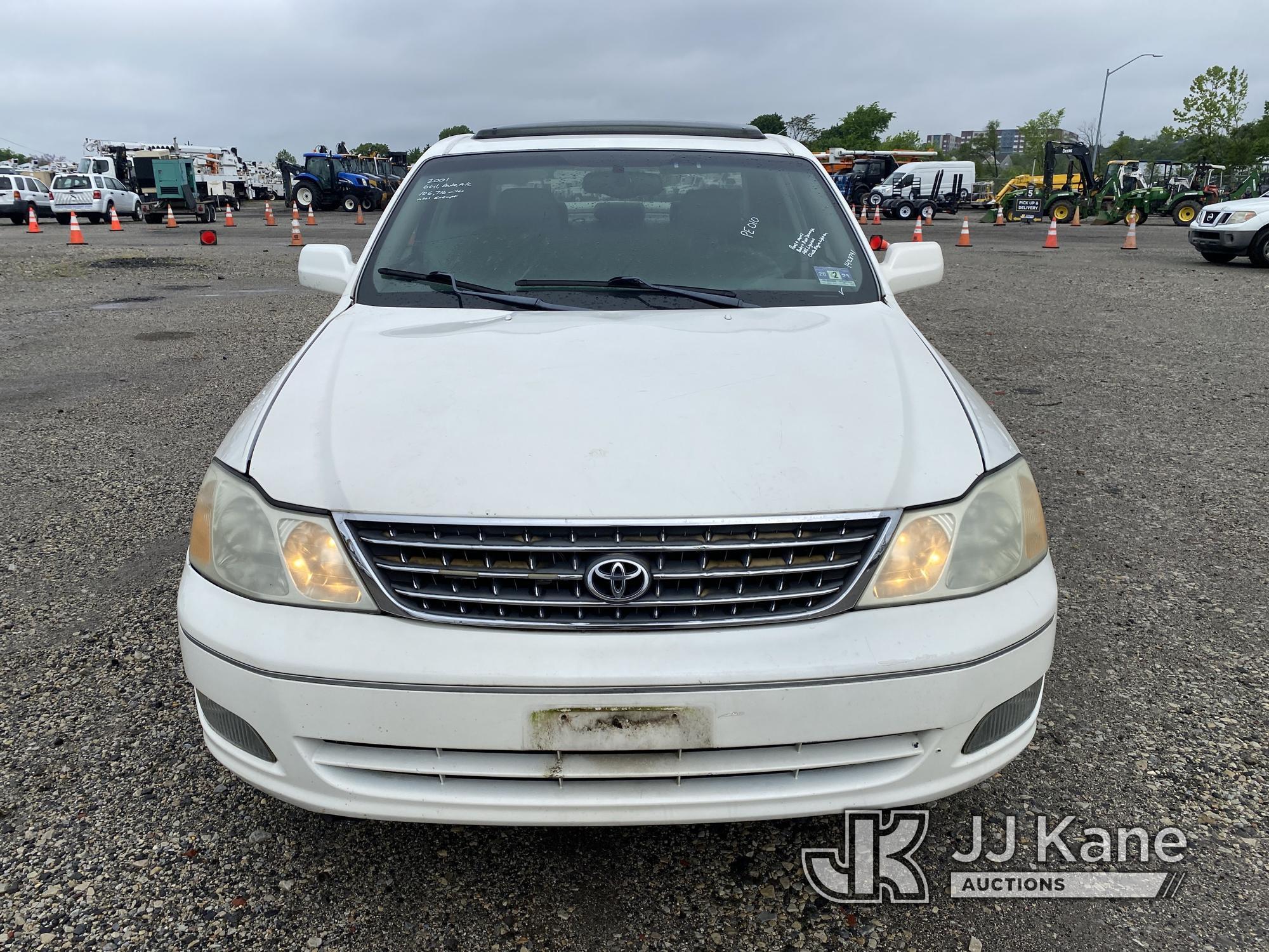 (Plymouth Meeting, PA) 2001 Toyota Avalon 4-Door Sedan Runs & Moves, Body & Rust Damage, ABS Light O