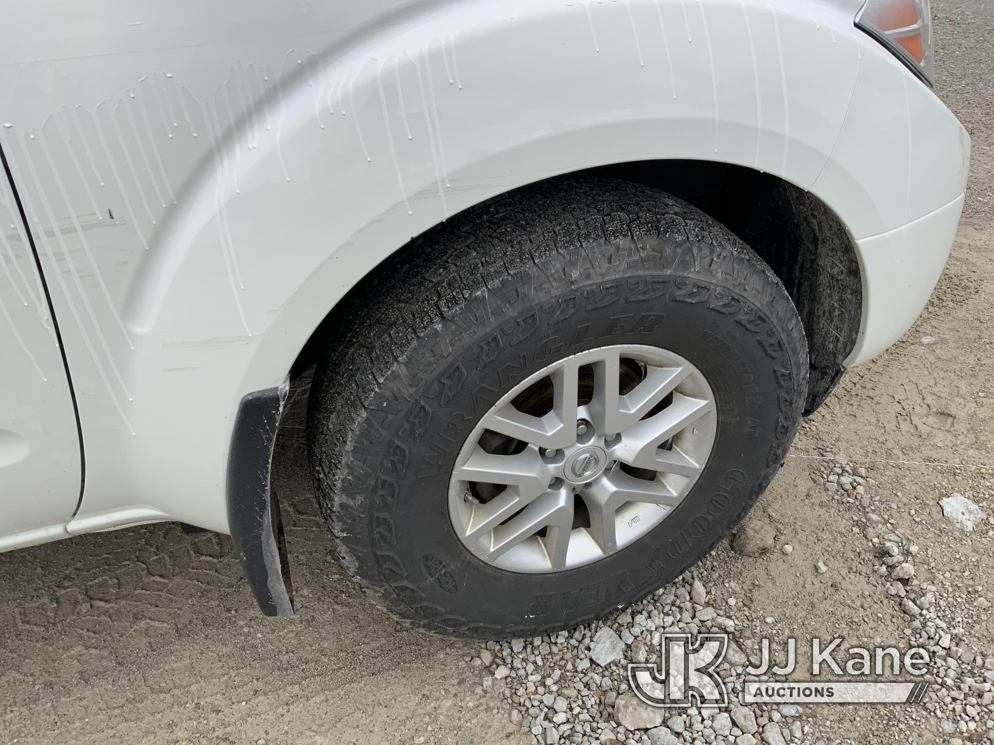 (Fort Wayne, IN) 2017 Nissan Frontier 4x4 Extended-Cab Pickup Truck Runs & Moves) (Paint Damage