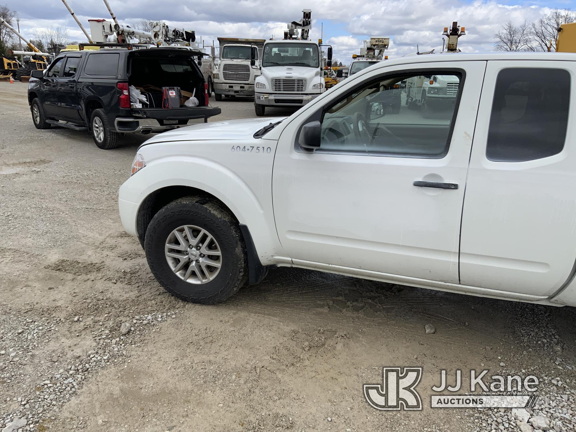 (Fort Wayne, IN) 2017 Nissan Frontier 4x4 Extended-Cab Pickup Truck Runs & Moves) (Paint Damage