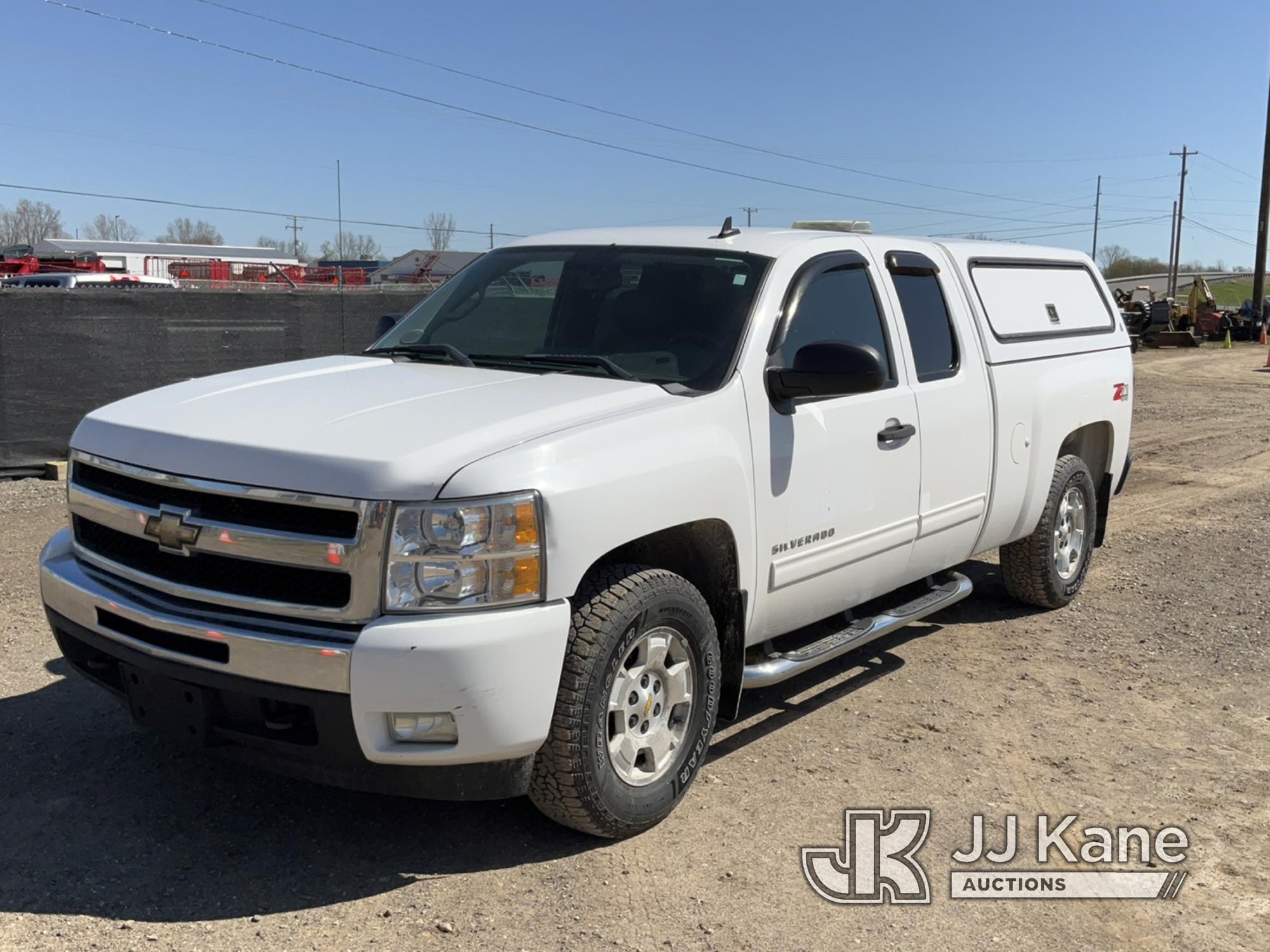 (Charlotte, MI) 2011 Chevrolet Silverado 1500 4x4 Extended-Cab Pickup Truck Runs, Moves, Rust, Body