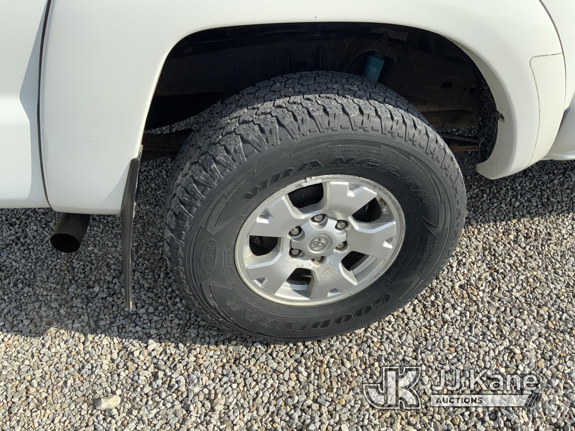 (Fort Wayne, IN) 2012 Toyota Tacoma 4x4 Crew-Cab Pickup Truck Runs & Moves) (Body Damage