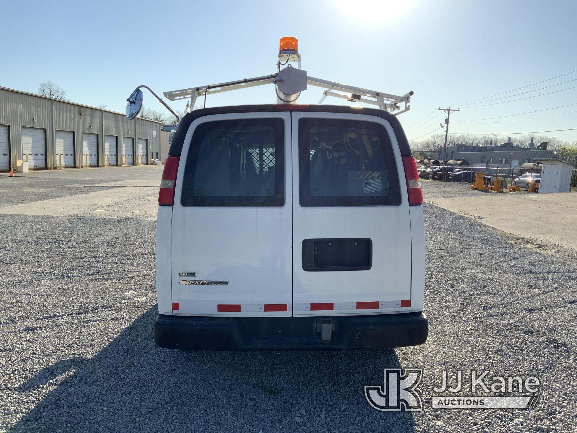 (Fort Wayne, IN) 2010 Chevrolet Express G2500 Cargo Van Runs & Moves