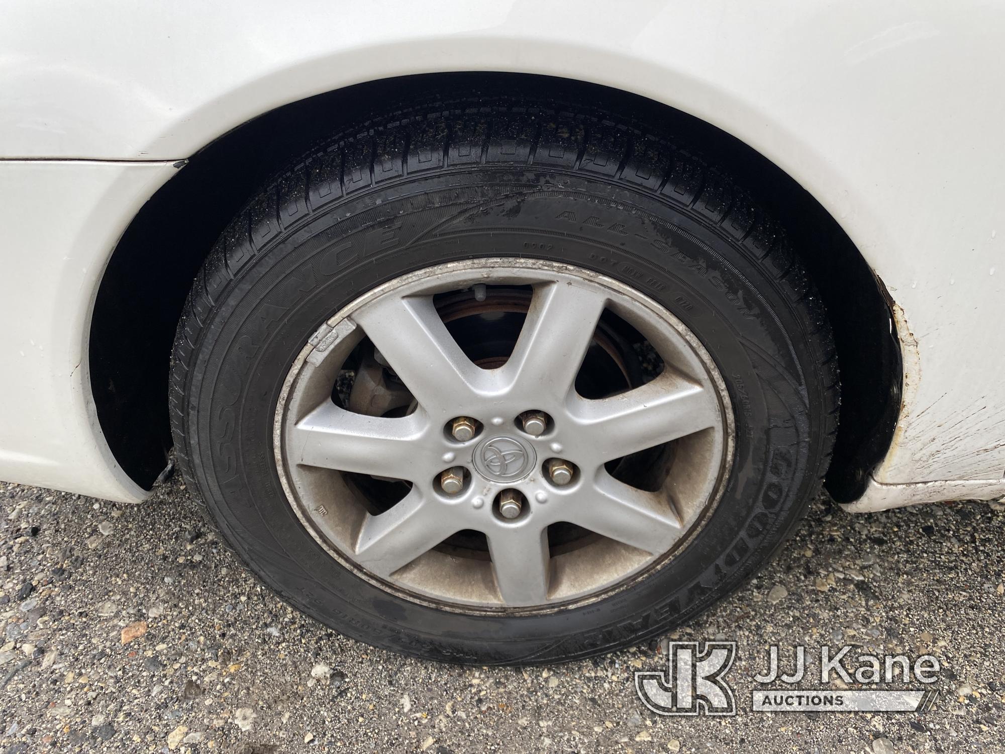 (Plymouth Meeting, PA) 2001 Toyota Avalon 4-Door Sedan Runs & Moves, Body & Rust Damage, ABS Light O