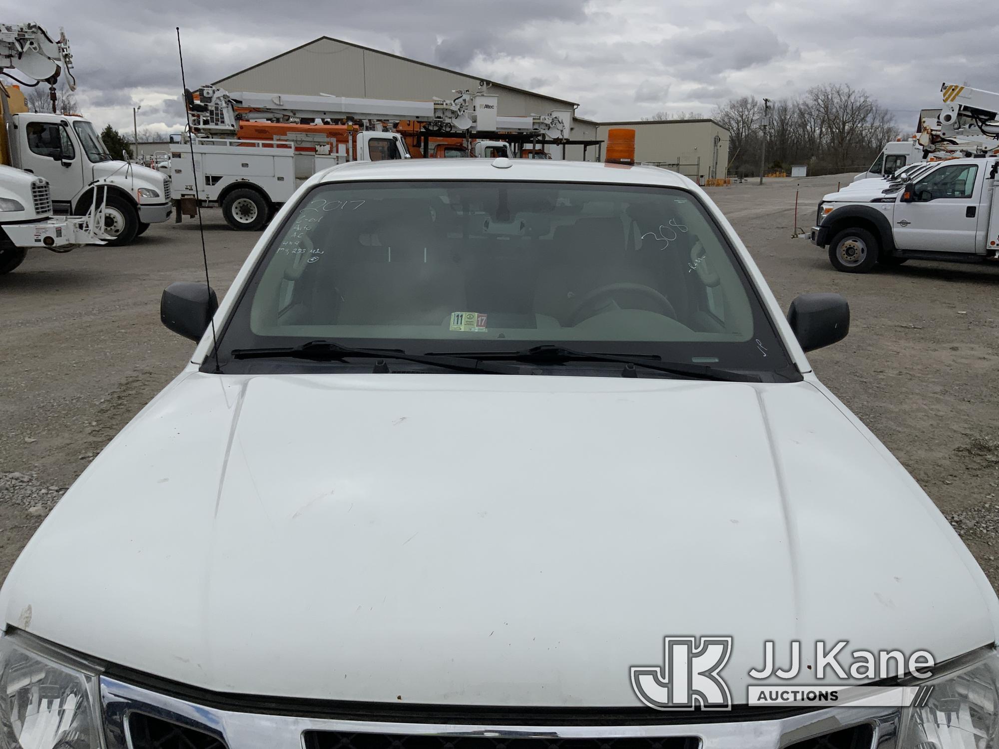 (Fort Wayne, IN) 2017 Nissan Frontier 4x4 Extended-Cab Pickup Truck Runs & Moves) (Paint Damage