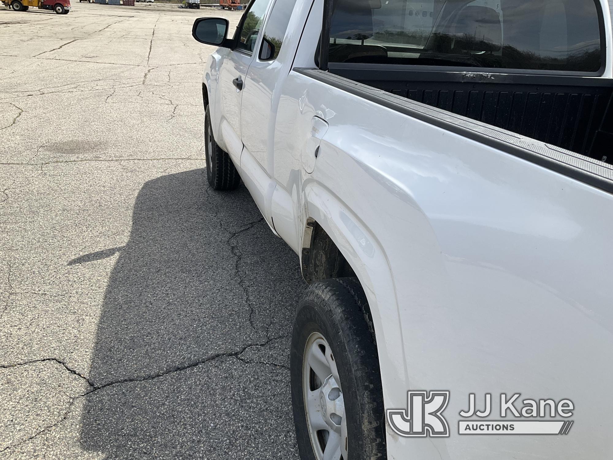 (Wells, ME) 2019 Toyota Tacoma 4x4 Extended-Cab Pickup Truck Runs & Moves) (Body Damage